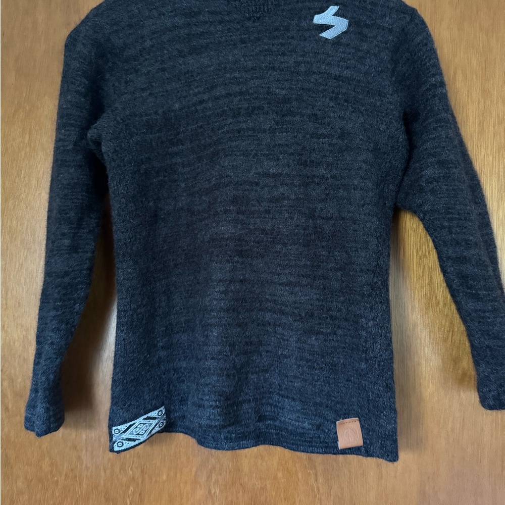 PAKA apparel alpaca wool hoodie sweater
Unisex
Fits like a ladies small